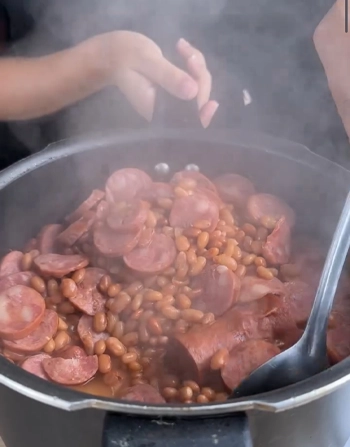 🥣 Creamy Family-Style Beans