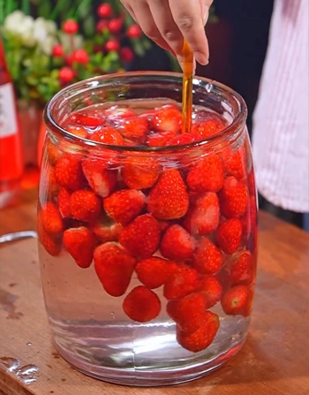 🍓 Homemade Strawberry Fruit Wine Recipe