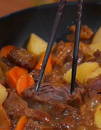 🍲 Tender Braised Beef Brisket with Potatoes and Carrots